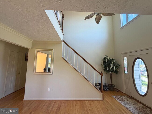 Building Photo - 407 Tamarack Cir