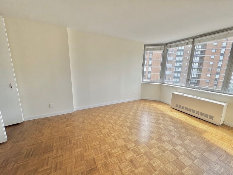 Building Photo - 500 W 43rd St