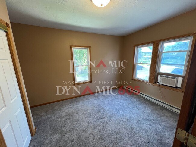Building Photo - Upper Level 1 Bedroom, 1 Bathroom Apartmen...