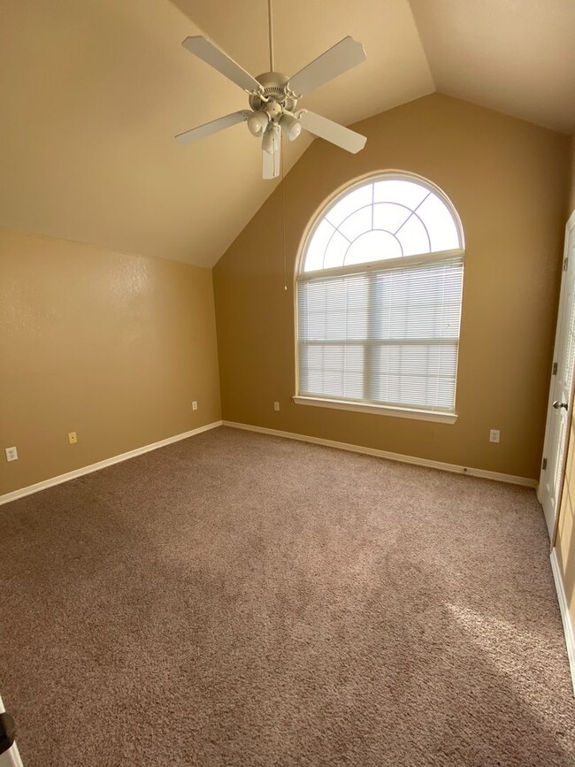 Building Photo - 221 Milas St