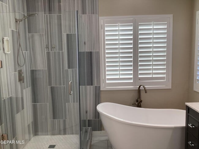 Building Photo - 305 Cloud Song E