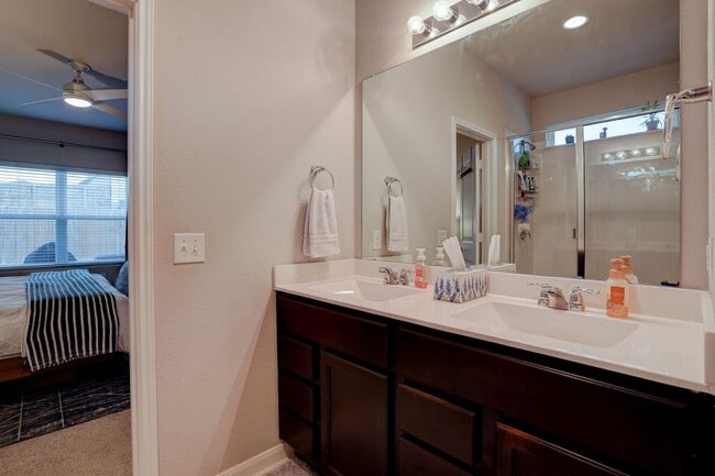 Building Photo - Warm & Spacious 3 Bed, 2 Bath Home with Fenced Backyard