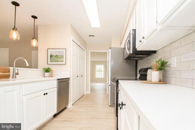 Building Photo - 25992 Old Valley Pike