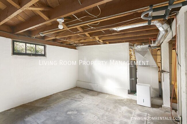 Building Photo - 1927 SE Spokane St