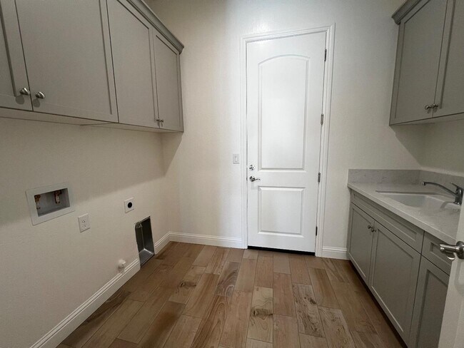 Building Photo - 2112 Daffodil St