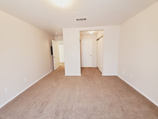 Building Photo - CUTE GATED 2BD/2BA CONDO IN LAS VEGAS!