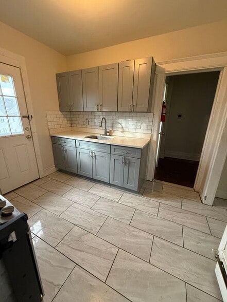 Building Photo - 384 Tower St