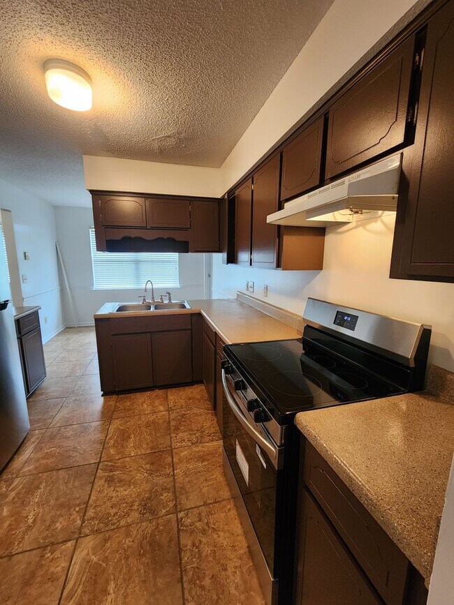 Building Photo - 908 Primrose Ln