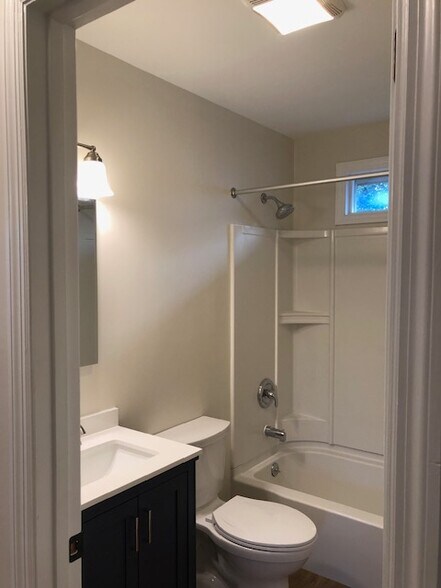 Bath with natural light - 907A Malquin Dr