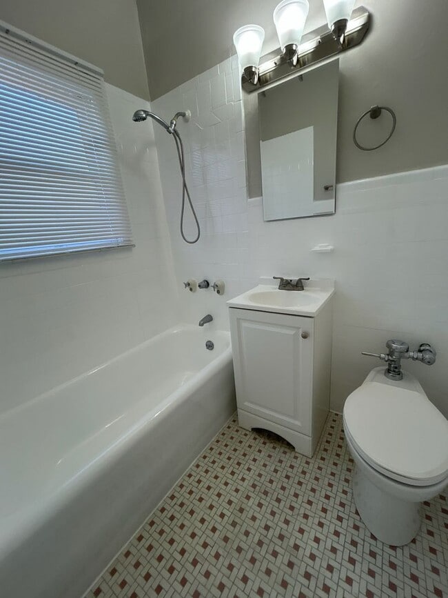 Building Photo - SPACIOUS 1 BEDROOM 1 BATH UPSTAIRS JUST BLOCKS FROM ALAMITOS AND JUNIPERO BEACH