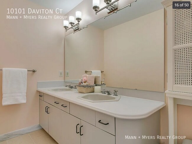 Building Photo - 10101 Daviton Ct