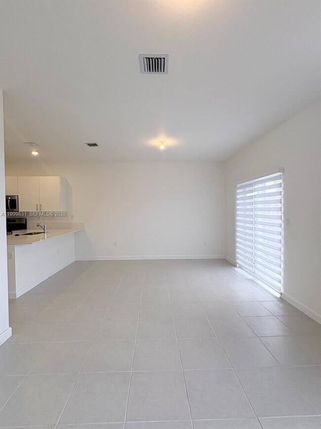 Building Photo - 2490 SE 29th St