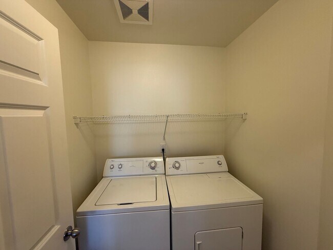 Building Photo - 4 Bed 2 Bath Home in Waterbury Meadows