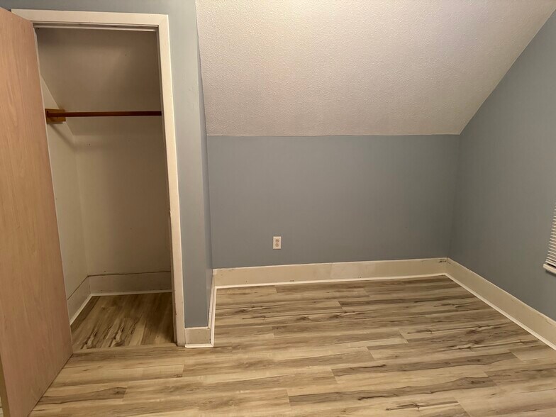 Building Photo - 105 6th Ave