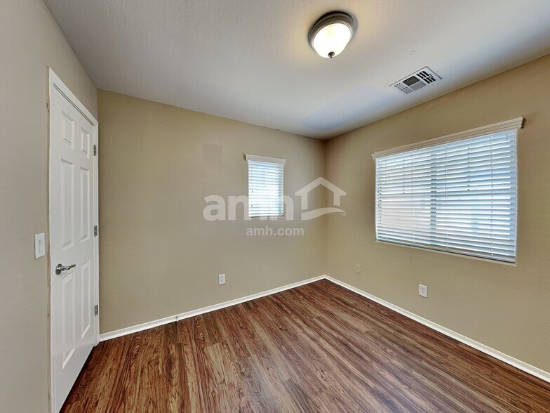 Building Photo - 4748 E Redfield Rd