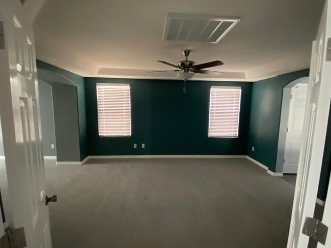 Building Photo - Gorgeous 4Bed/2.5Bath/2Car, 2-Story Residence with Loft in Mountains Edge Area gated Community!