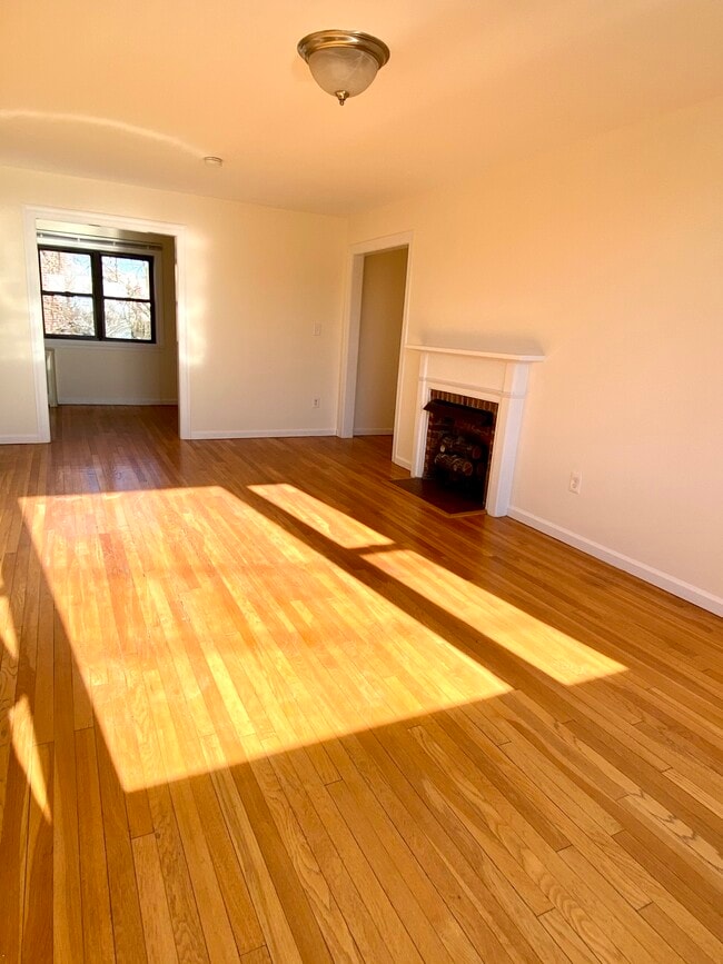 Building Photo - 235 Larchmont Ave