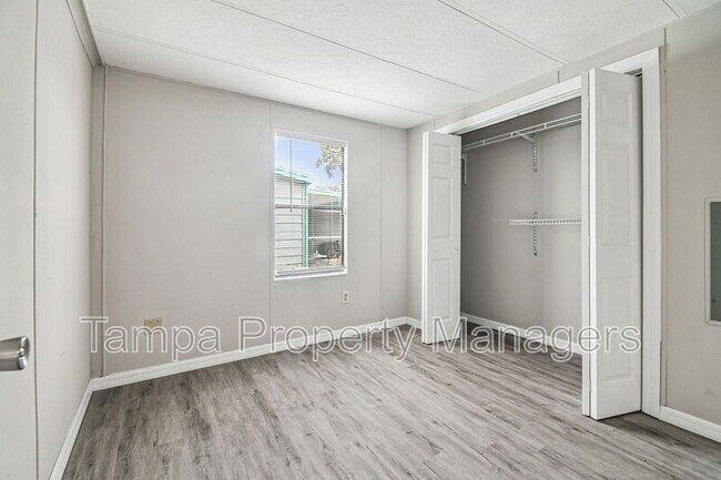 Building Photo - 201 Country Ln