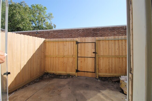 Building Photo - 219 W F St