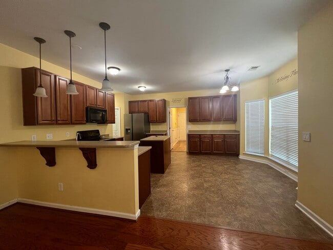 Building Photo - 565 Batty Way