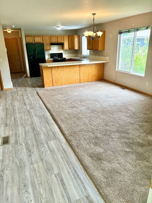 Building Photo - Beautiful 2 Bed/1 Bath Ranch Style Townhome!