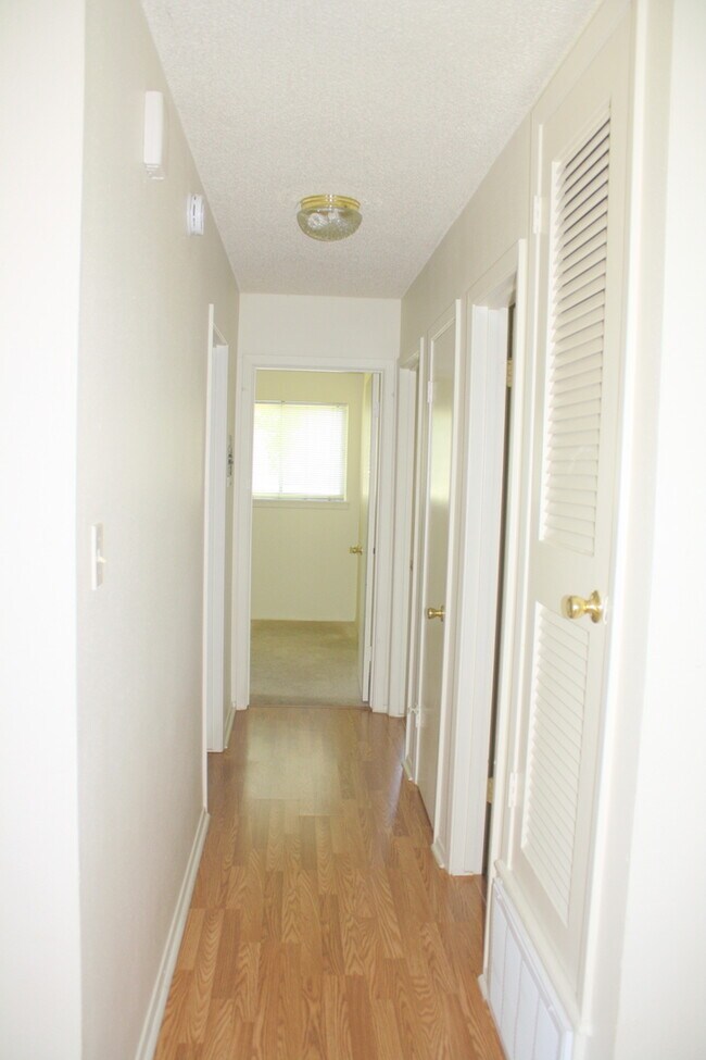 Building Photo - 3 BR / 1 BA House off Shoal Creek/Steck!