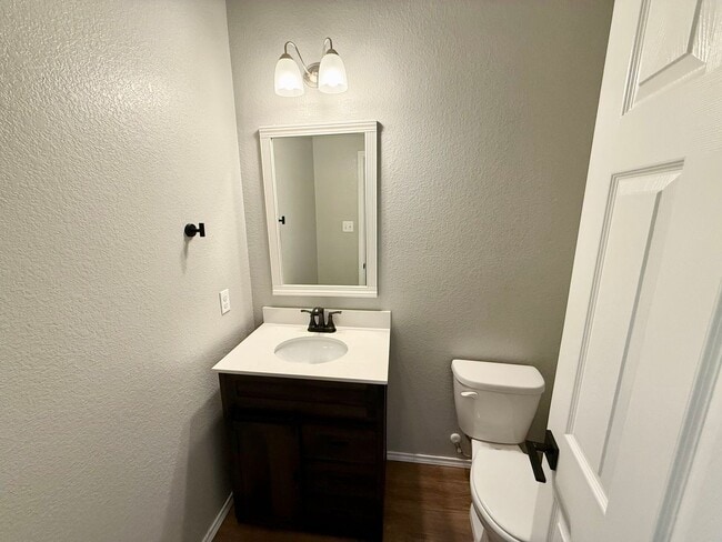 Building Photo - 5 Bedroom Home