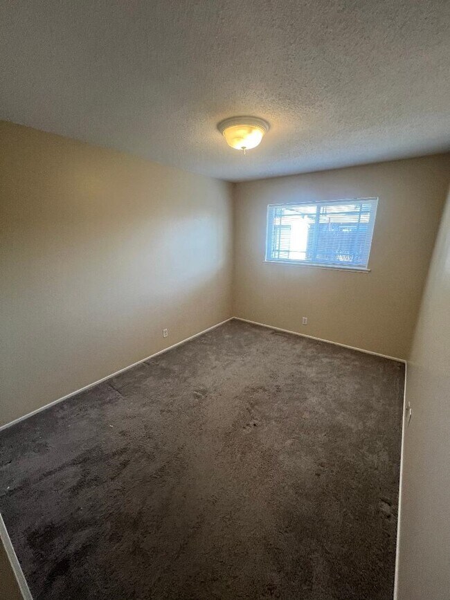 Building Photo - 1609 Poppy Way