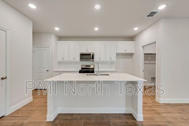 Building Photo - 805 Portina Dr