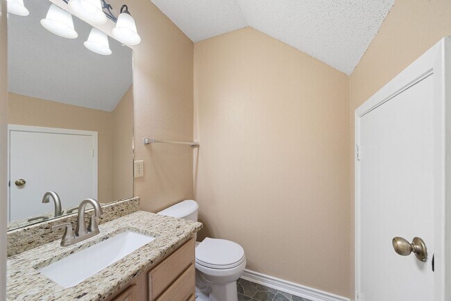 Building Photo - 4 Bedroom/2.5 Bath Redland Springs Subdivision