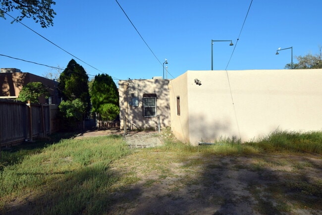 Building Photo - 2 Bedroom Casita NOB HILL/UNM CNM AREA WITH GARAGE, FENCED YARD