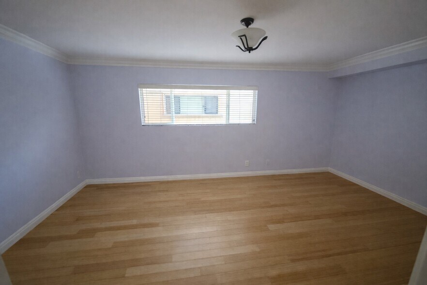 Building Photo - 1154 S Barrington Ave