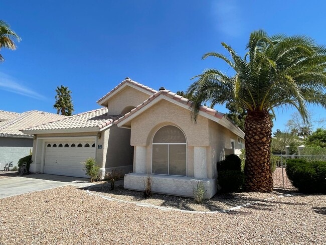 Building Photo - Charming 3-Bedroom Home Backing to Greenway with Golf Course Access