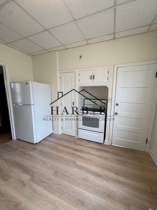 Building Photo - 711 1st Dr NW