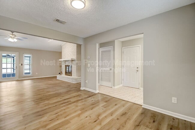 Building Photo - 10855 Mandarin Station Dr W