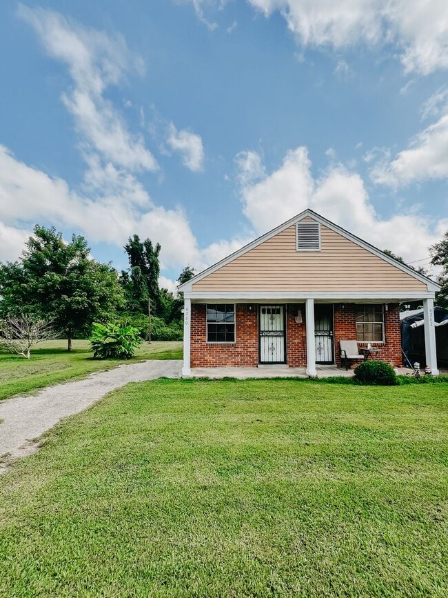 Building Photo - 1 Bedroom Duplex