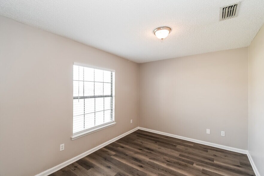 Building Photo - 596 Artesian Ln