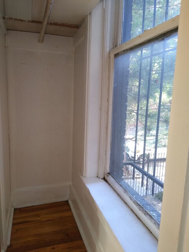 Building Photo - Charming Cap Hill 1 Bedroom w/ Claw Foot Tub