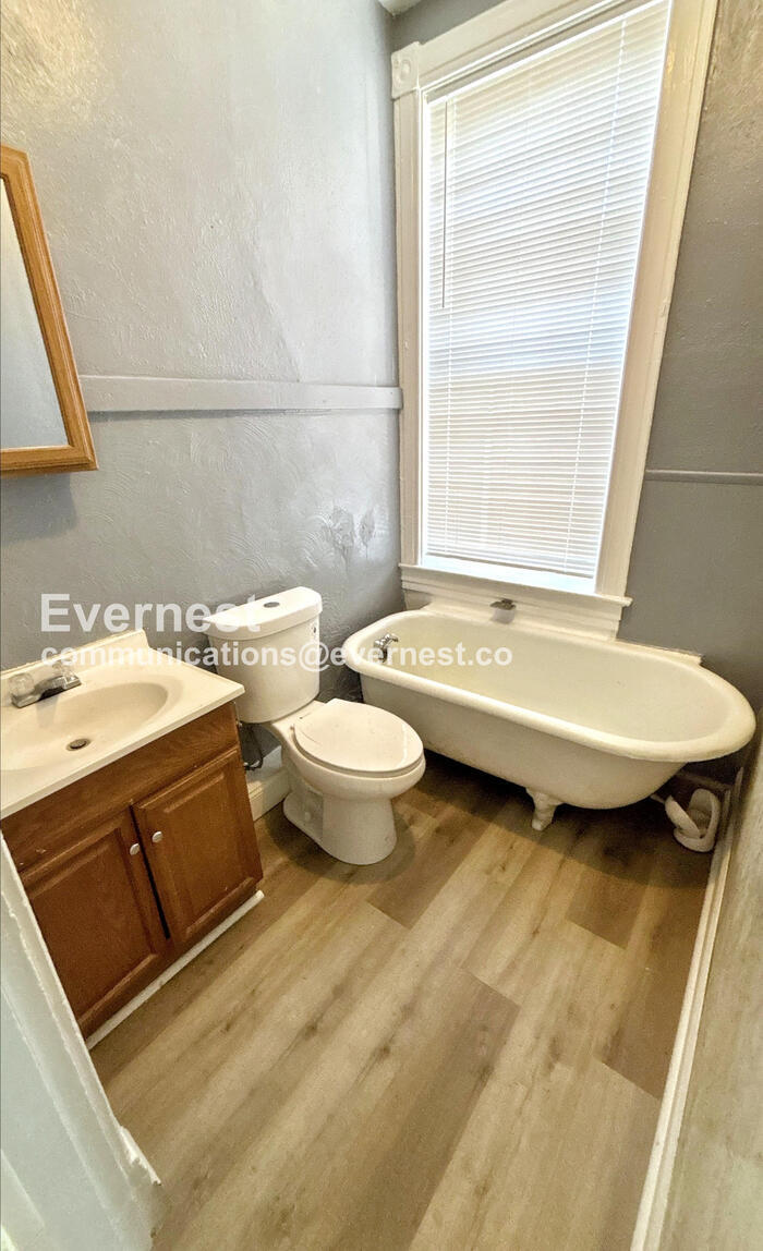 Building Photo - 3722 Fairview Ave