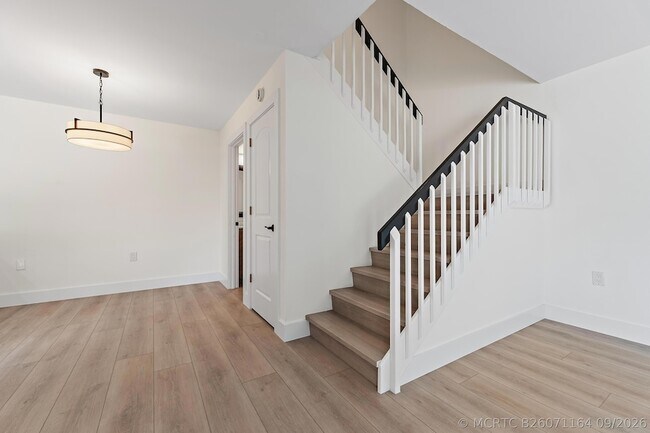 Building Photo - 1221 12th Ct