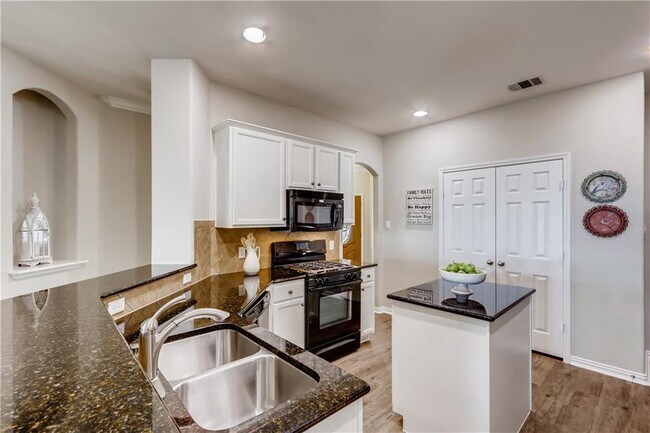 Building Photo - 2416 Ericanna Ln