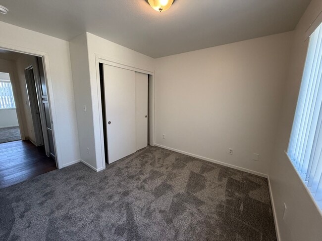 Building Photo - Free months rent and $250 Walmart Gift Car...