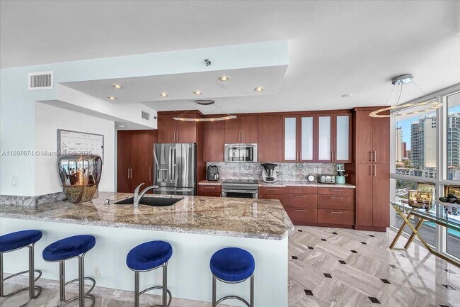 Building Photo - 16425 Collins Ave