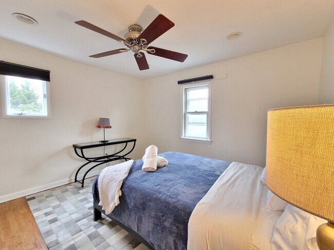 Building Photo - 2017 Woodford Rd