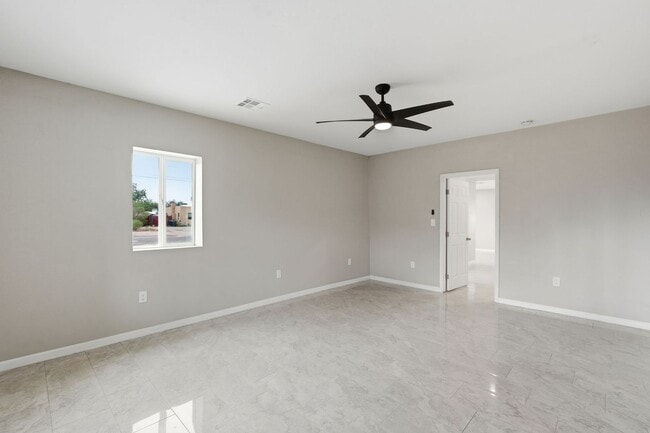 Building Photo - Bright, Fresh & Pet-Friendly — 3BR Retreat Minutes from U of A