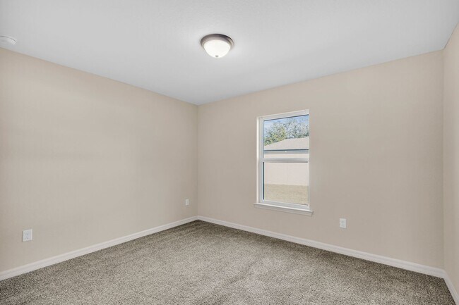 Building Photo - Large 4 Bedroom Rental!