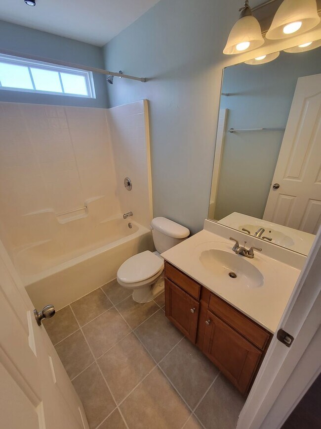 Building Photo - 4 Bedroom, 2.5 Bath Home Available in Hammett Grove Neighborhood