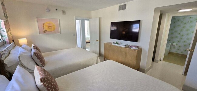 Building Photo - 1 SE 12th St