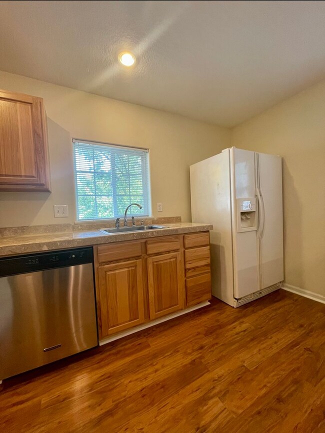 Building Photo - Spacious One Bedroom in Quiet 5 Plex with ...