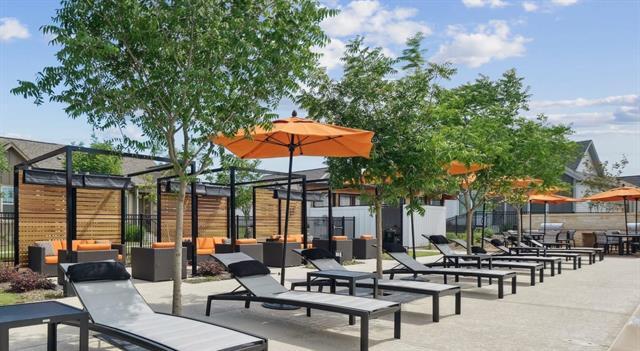 Building Photo - 2600 N Lake Forest Dr